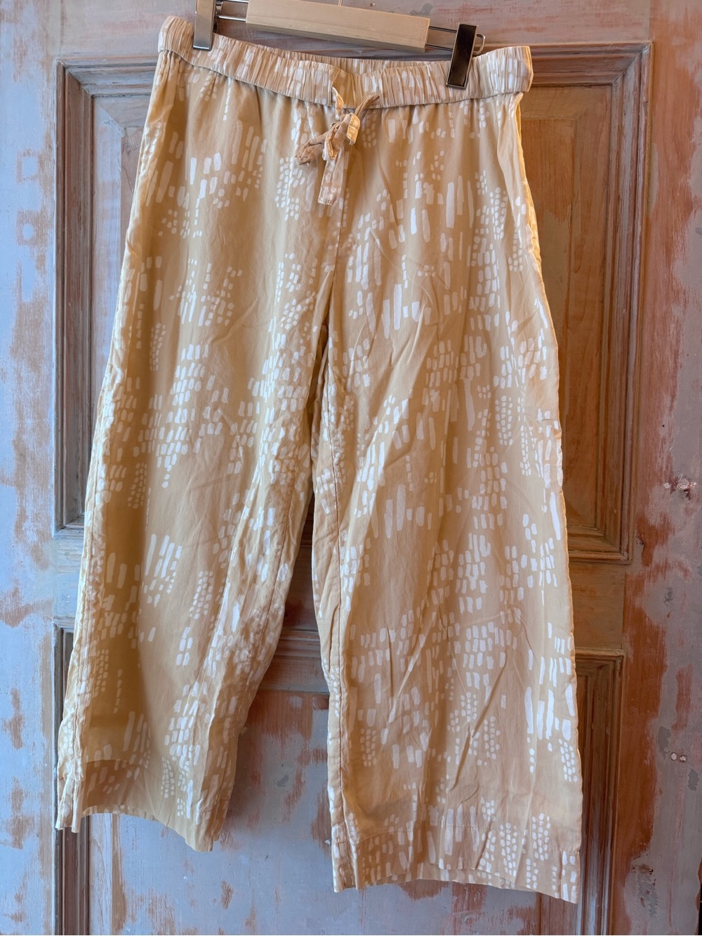 Women's Cropped Pull-On Pants in Beige and White. Artist Erin Flett’s Rain Print